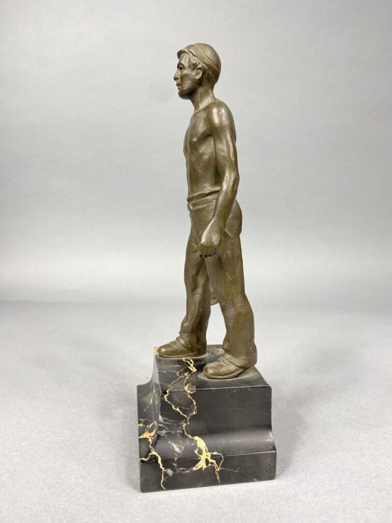 Sujet en bronze patiné figurant un mineur tenant une lanterne - Socle de marbre…