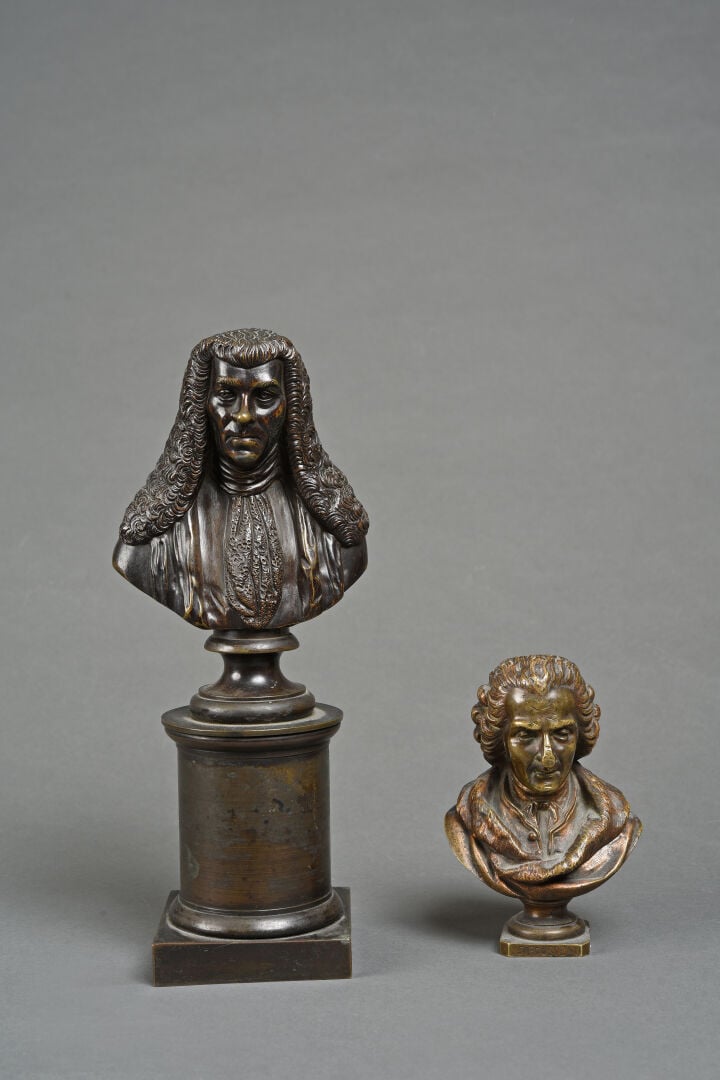 Sujet en bronze patiné représentant un buste de Voltaire posant sur un socle -…