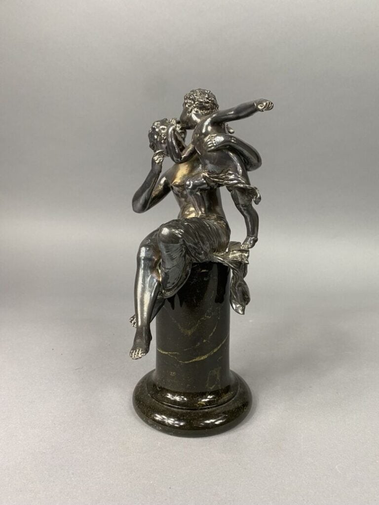 Sujet en métal argenté patiné représentant une femme drapée et l'Amour - H : 25…