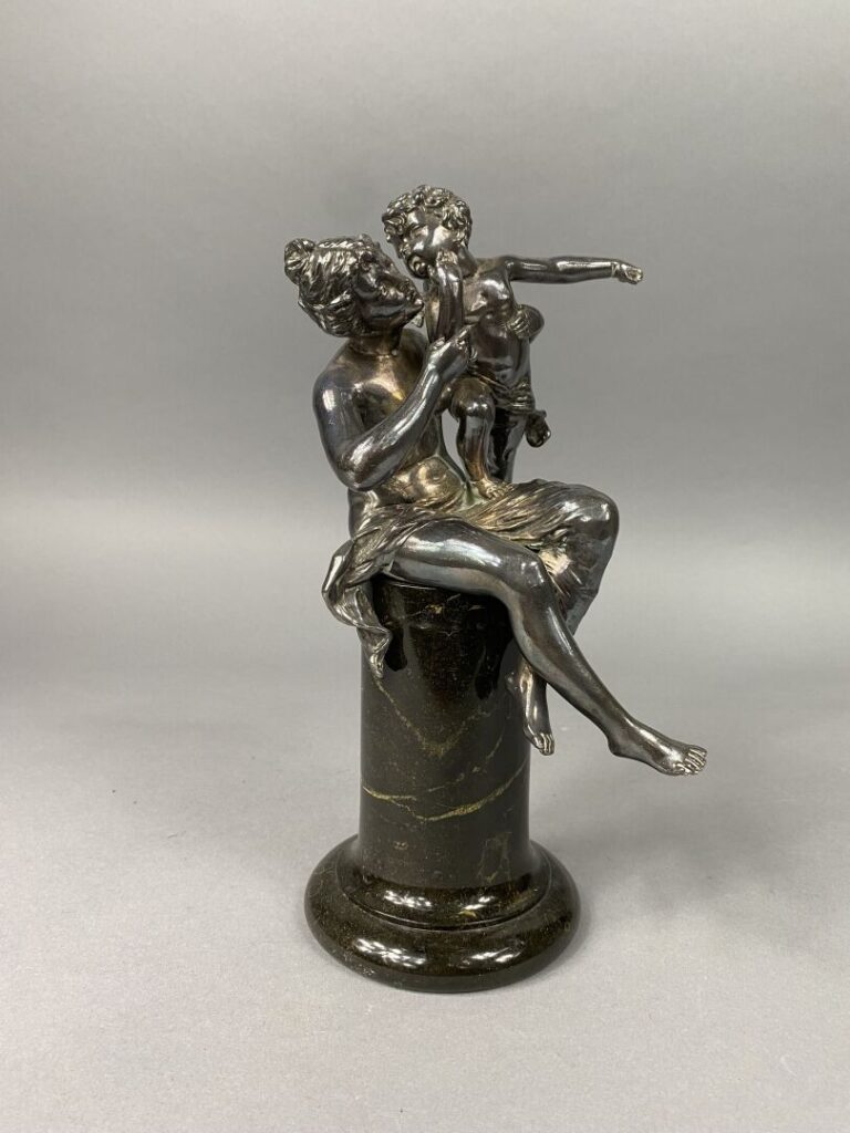 Sujet en métal argenté patiné représentant une femme drapée et l'Amour - H : 25…