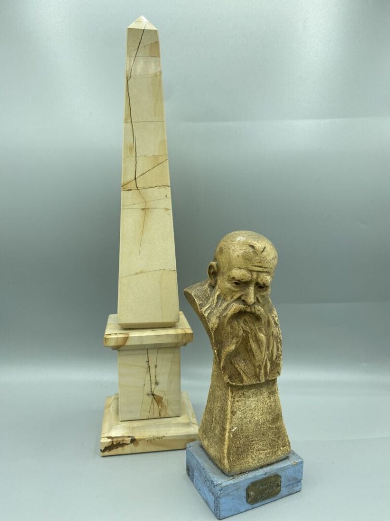 Sujet en plâtre patiné Personnage, obélisque en marbre H (obélisque) : 42 cm ;…