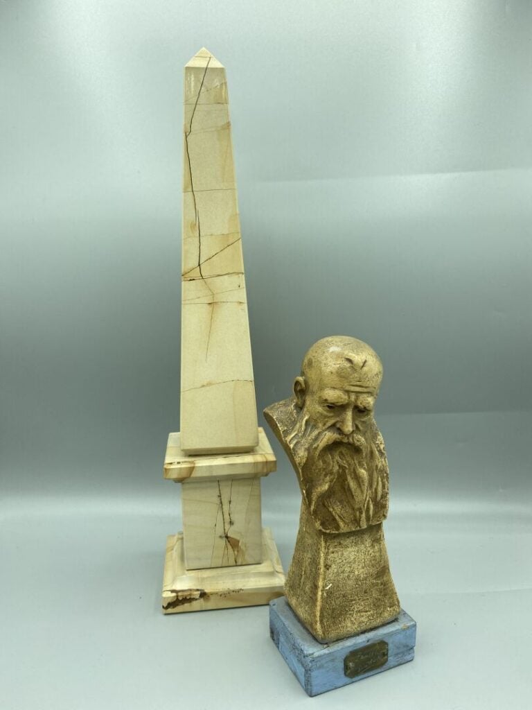 Sujet en plâtre patiné Personnage, obélisque en marbre H (obélisque) : 42 cm ;…