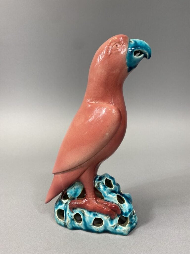 Sujet en porcelaine émaillée polychrome représentant un perroquet de couleur ro…