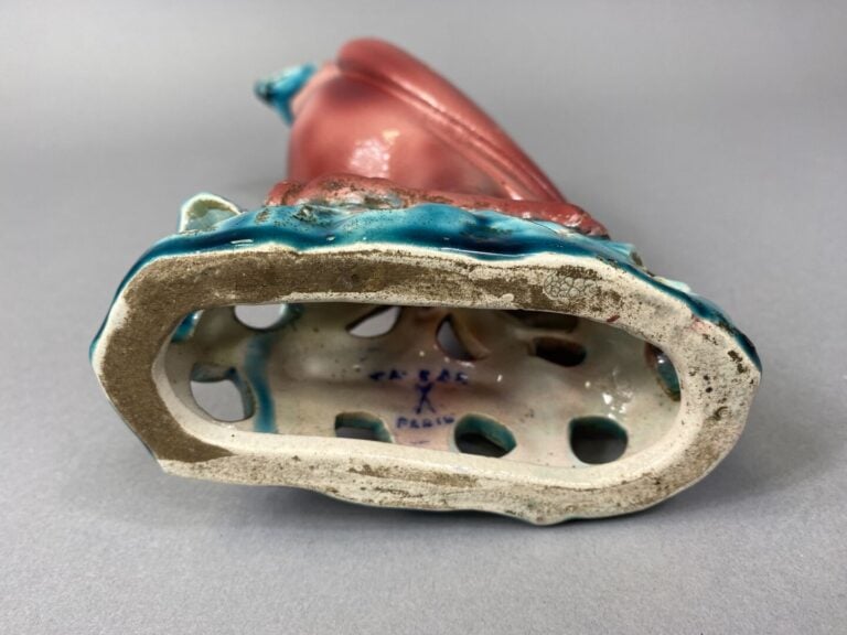 Sujet en porcelaine émaillée polychrome représentant un perroquet de couleur ro…