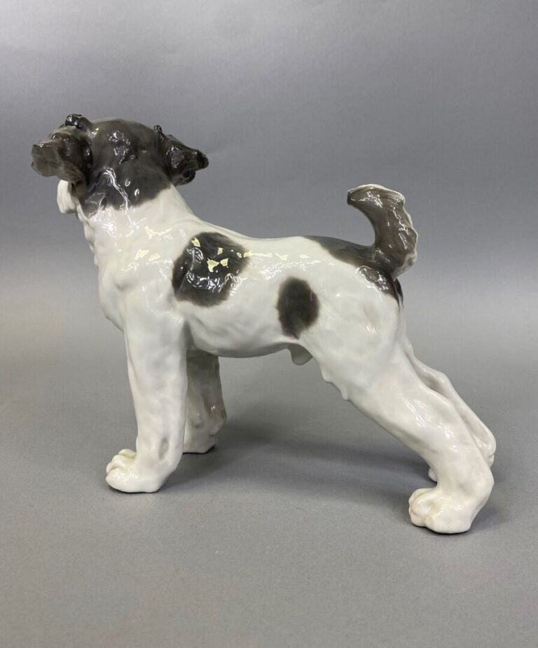 Sujet Fox terrier en porcelaine polychrome - 24 x 29 cm
