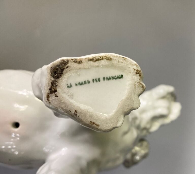 Sujet Fox terrier en porcelaine polychrome - 24 x 29 cm
