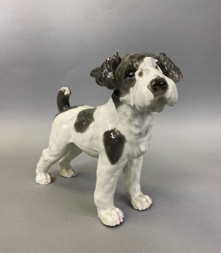 Sujet Fox terrier en porcelaine polychrome - 24 x 29 cm
