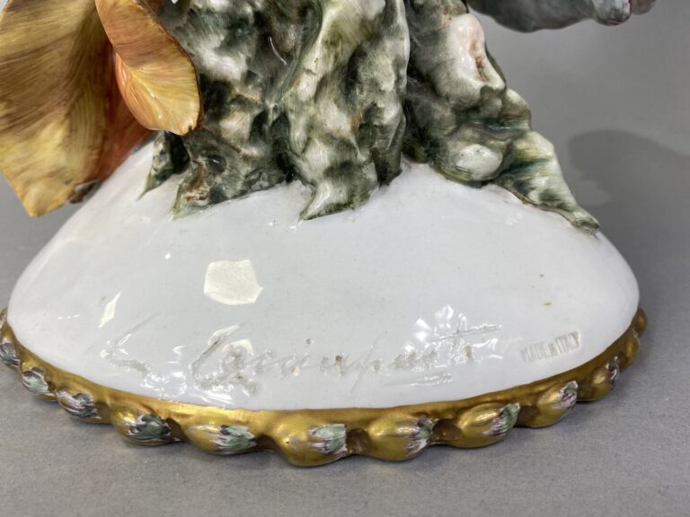 Sujet Perroquet en porcelaine polychrome - Travail italien - H : 54 cm - (resta…