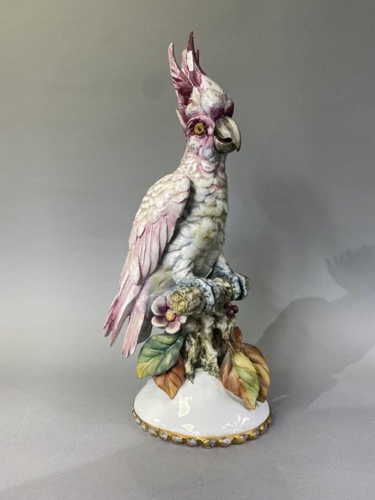 Sujet Perroquet en porcelaine polychrome - Travail italien - H : 54 cm - (resta…