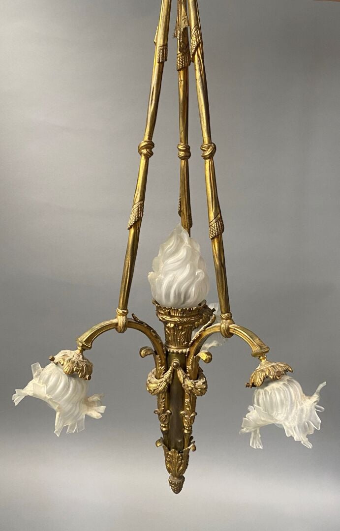 Suspension en bronze doré et verre sablé à quatre lumières, le fût en forme de…