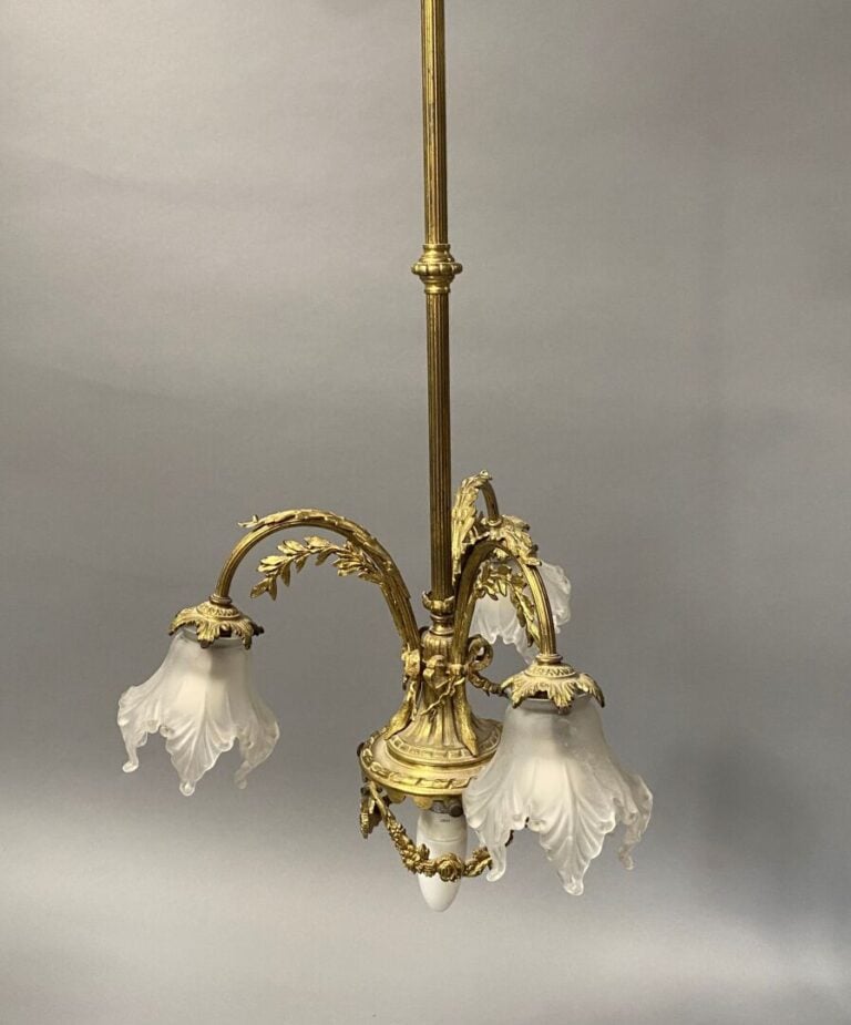 Suspension en bronze doré et verre sablé à quatre lumières, le fût en forme de…