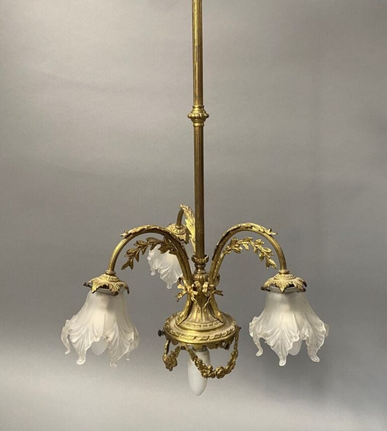 Suspension en bronze doré et verre sablé à quatre lumières, le fût en forme de…