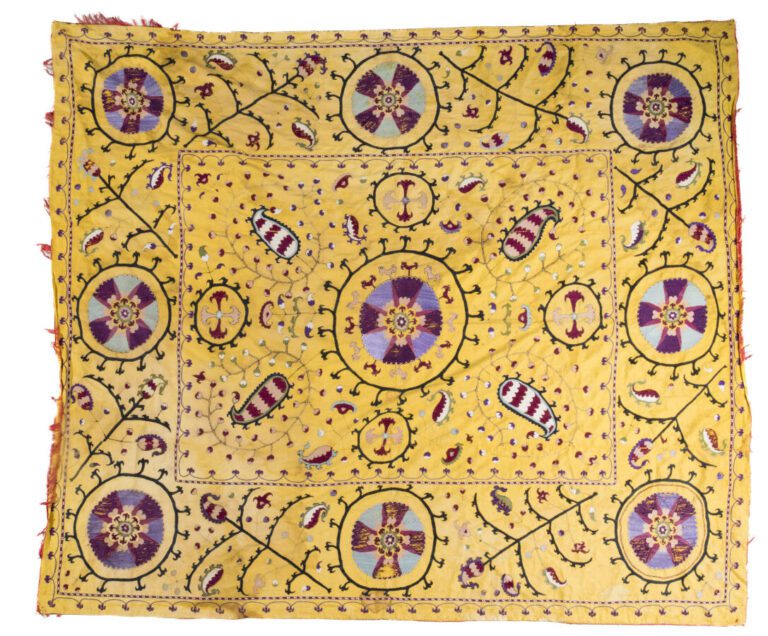 Suzani à décor brodé de motifs floraux stylisé sur fond jaune. 195x180 cm