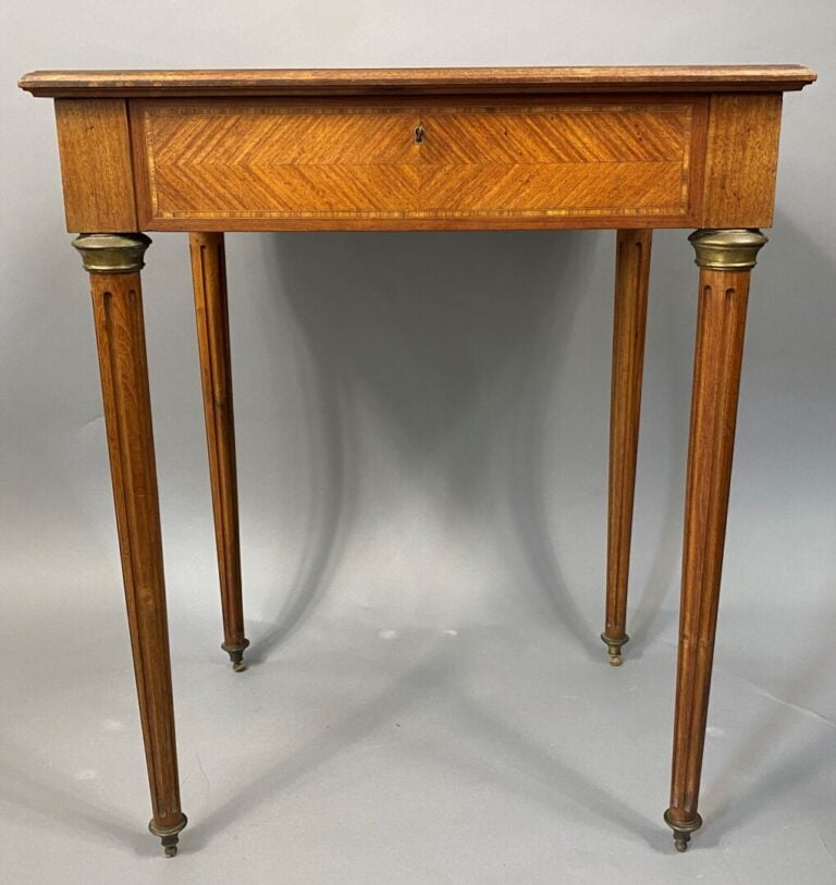 Table à couture en bois à pieds droits cannelés - H : 73 cm