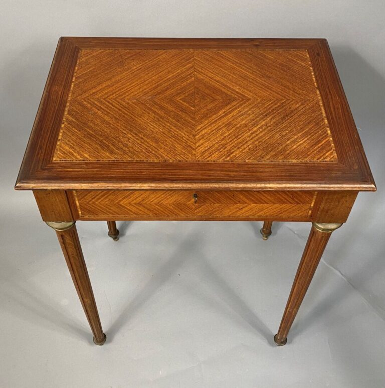 Table à couture en bois à pieds droits cannelés - H : 73 cm