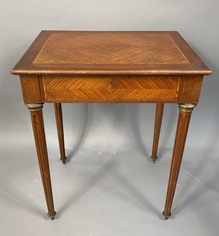 Table à couture en bois à pieds droits cannelés - H : 73 cm