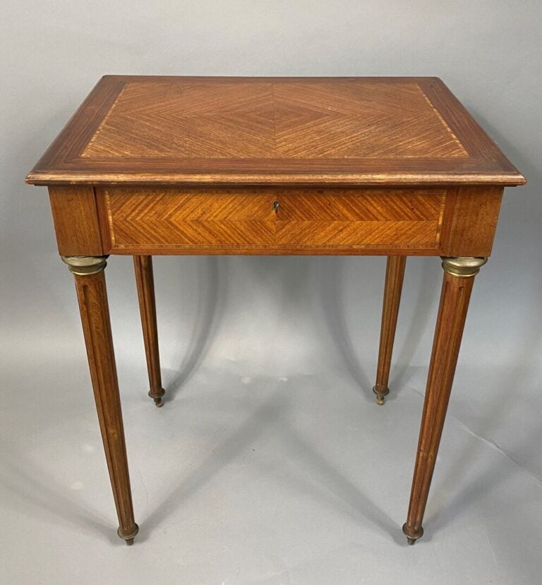 Table à couture en bois à pieds droits cannelés - H : 73 cm