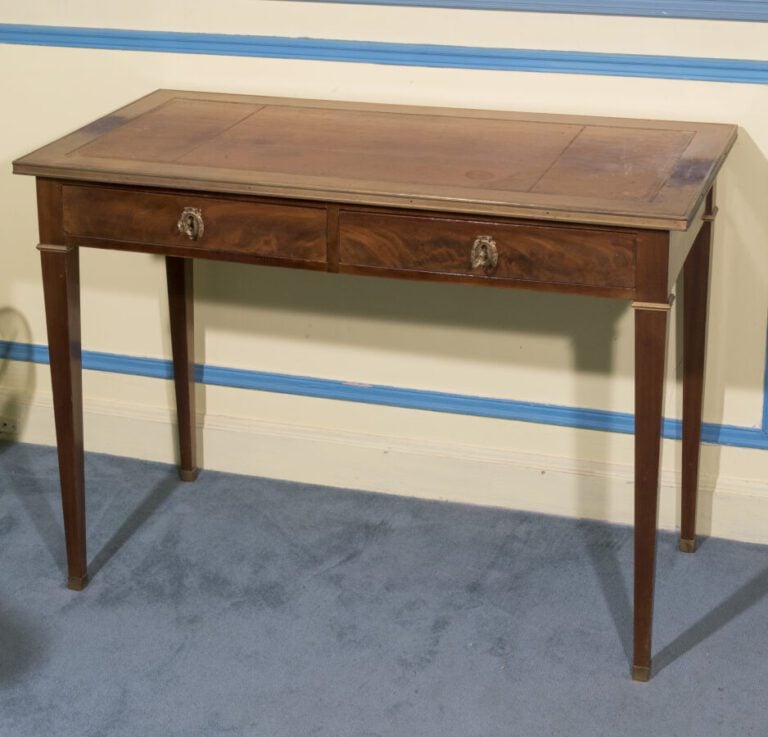 Table à écrire en placage d'acajou à deux tiroirs.Dessus de cuir marron Pieds e…