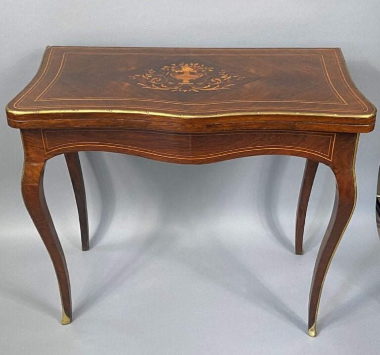 Table à jeux de forme mouvementée en placage de palissandre à décor marqueté de…