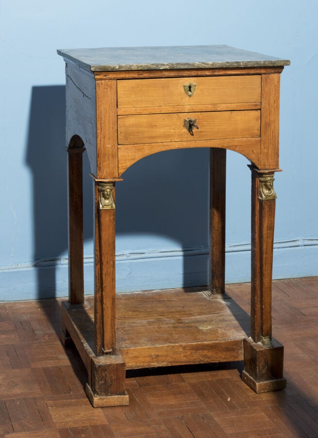 Table à plateau ovale en acajou. Dessus de marbre vert encastré à galerie Pieds…