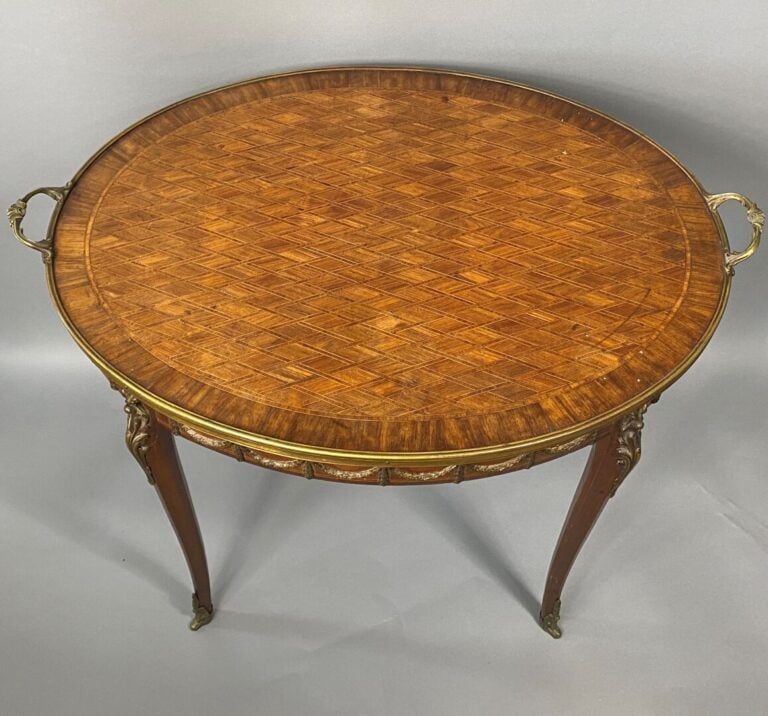 Table à thé en bois de placage, le plateau à décor marqueté de croisillons, pie…