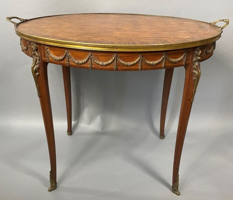 Table à thé en bois de placage, le plateau à décor marqueté de croisillons, pie…