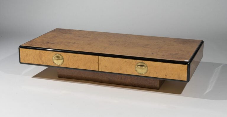 Table basse en bois de loupe rectangulaire ouvrant par deux tiroirs en ceinture…