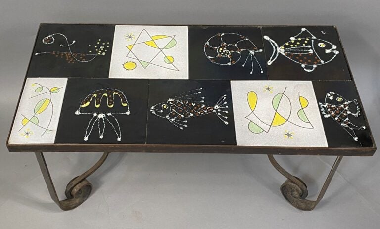 Table basse en fer forgé à plateau recouvert de carreaux de céramique de Vallau…