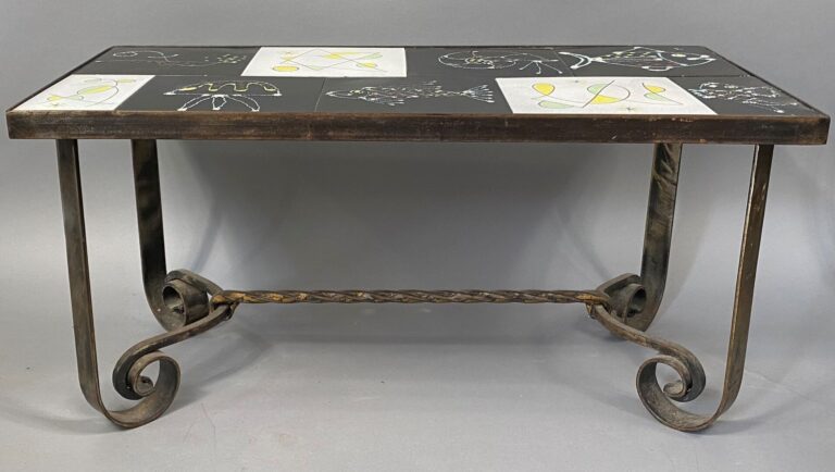 Table basse en fer forgé à plateau recouvert de carreaux de céramique de Vallau…