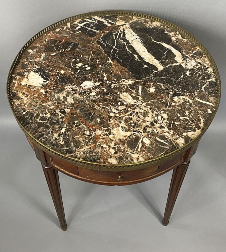 Table bouillotte en acajou et placage d'acajou ouvrant à deux tiroirs en ceintu…