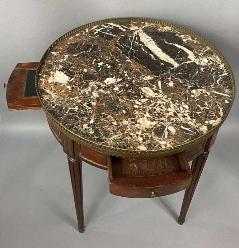 Table bouillotte en acajou et placage d'acajou ouvrant à deux tiroirs en ceintu…