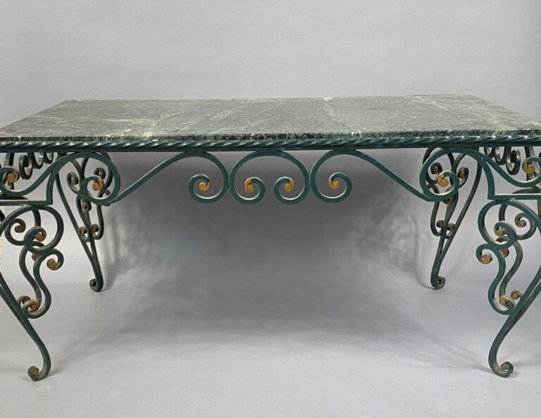 Table de forme rectangulaire en fer forgé laqué vert et dessus de marbre vert v…