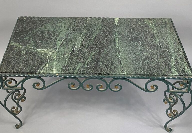 Table de forme rectangulaire en fer forgé laqué vert et dessus de marbre vert v…