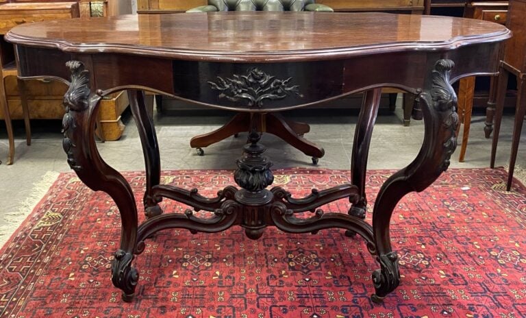 Table de milieu de forme violonée en palissandre et placage de palissandre, pie…