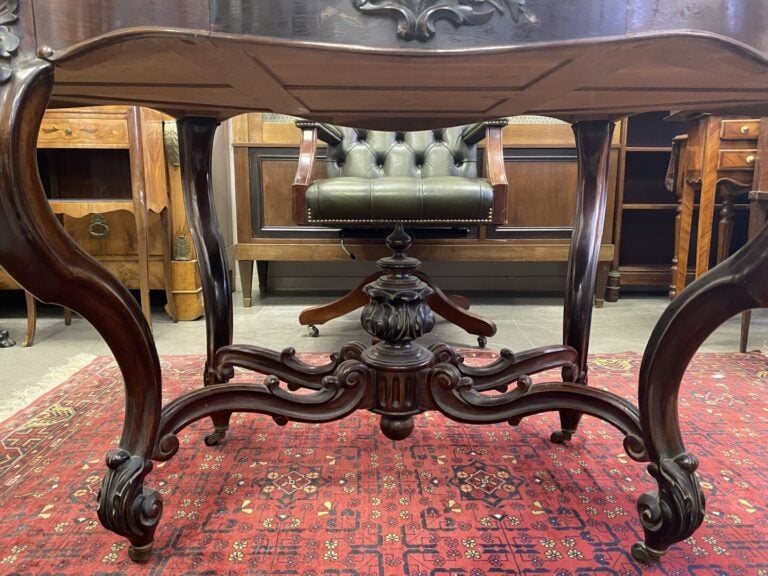 Table de milieu de forme violonée en palissandre et placage de palissandre, pie…