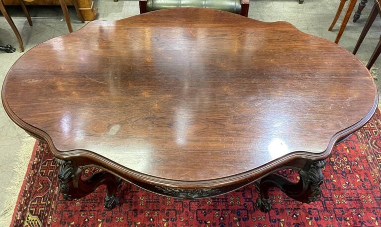 Table de milieu de forme violonée en palissandre et placage de palissandre, pie…