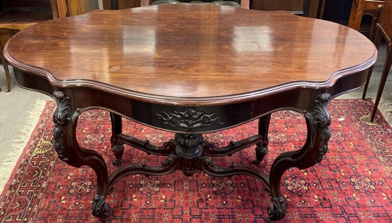 Table de milieu de forme violonée en palissandre et placage de palissandre, pie…
