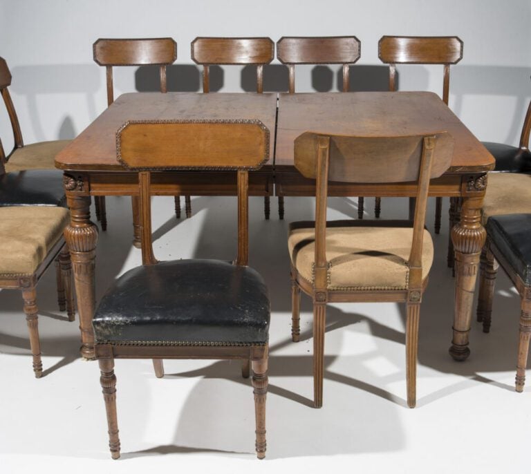 Table de salle à manger en acajou et placage d'acajou à piétement à renflement…