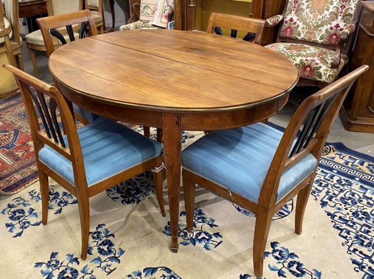 Table de salle-à-manger en noyer posant sur des pieds gaine - Style Louis XVI,…