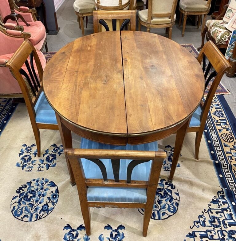 Table de salle-à-manger en noyer posant sur des pieds gaine - Style Louis XVI,…
