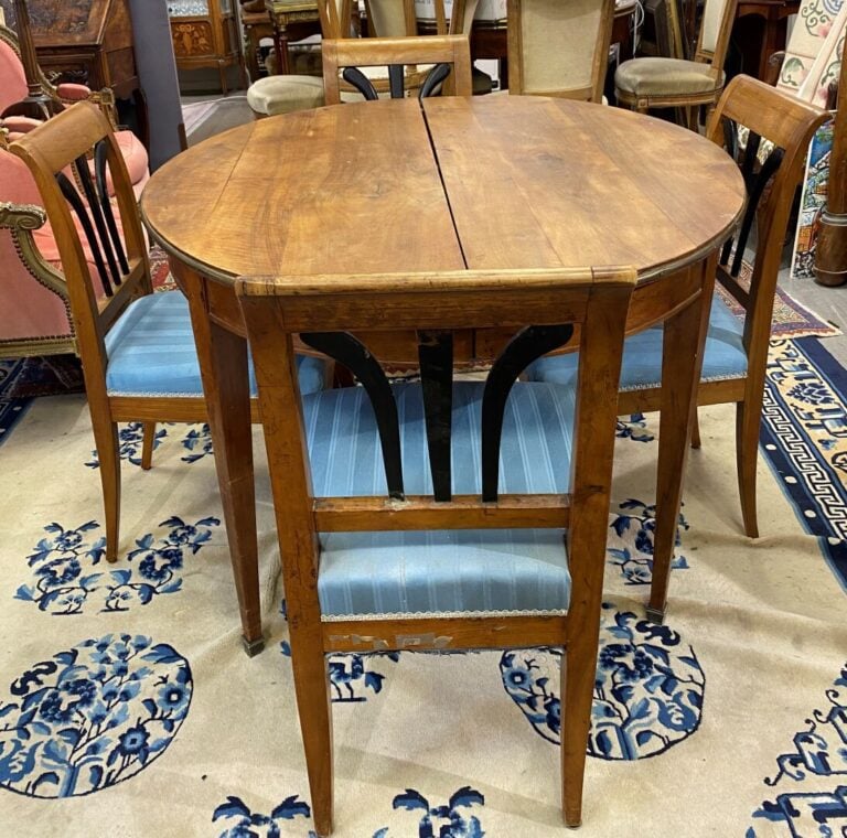 Table de salle-à-manger en noyer posant sur des pieds gaine - Style Louis XVI,…