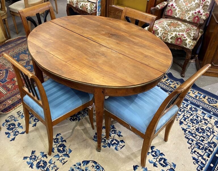 Table de salle-à-manger en noyer posant sur des pieds gaine - Style Louis XVI,…