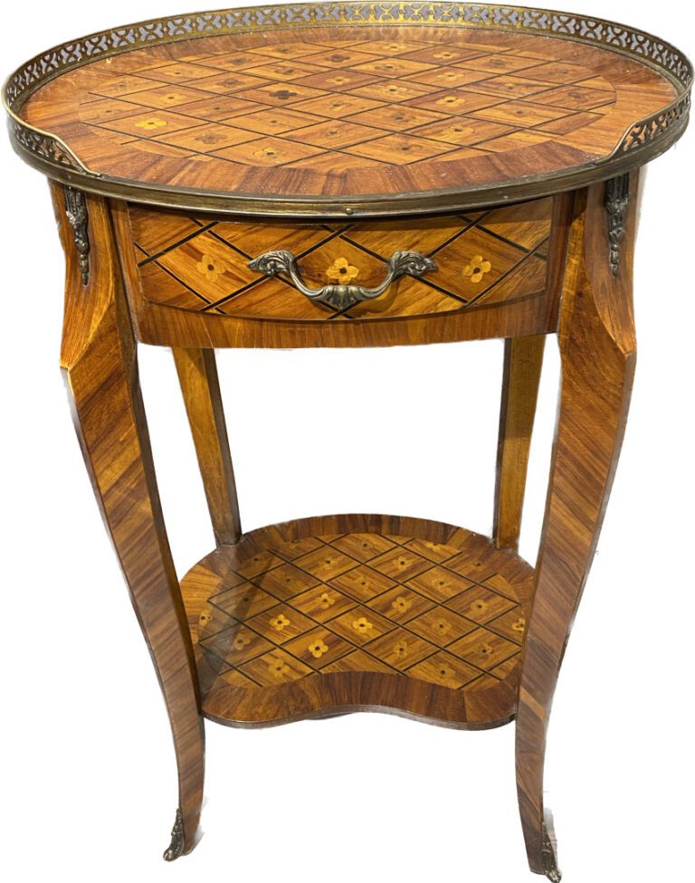 Table de salon de forme tambour en bois de placage à décor marqueté de quartefe…