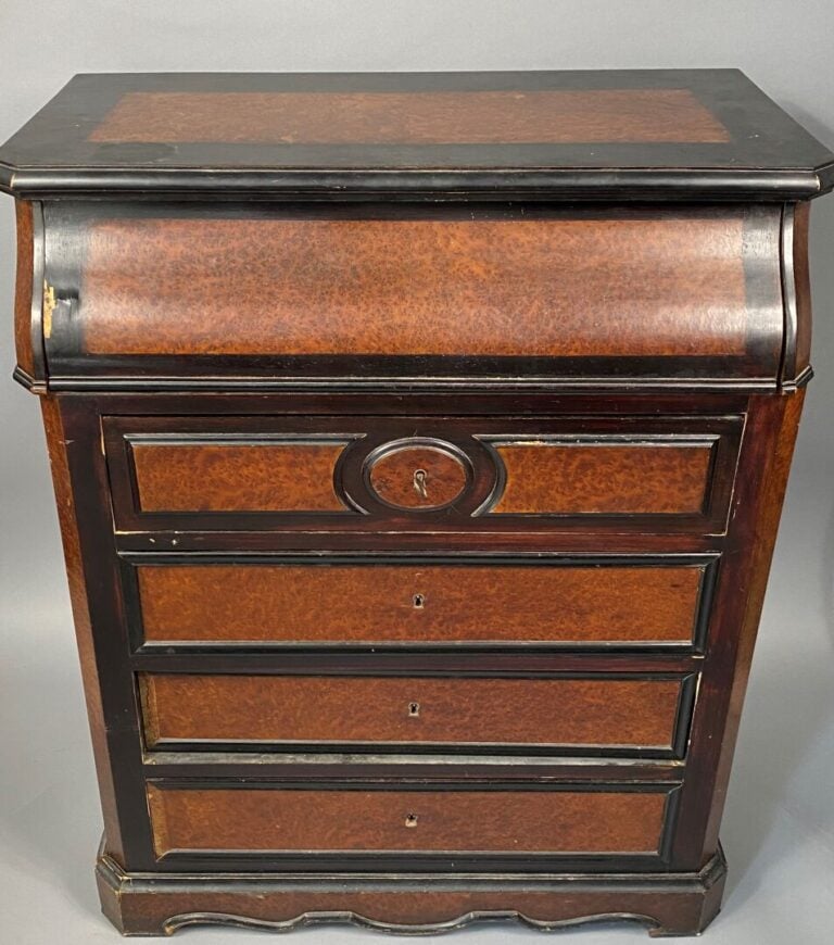 Table de toilette en bois noirci et placage de bois de loupe ouvrant à quatre t…