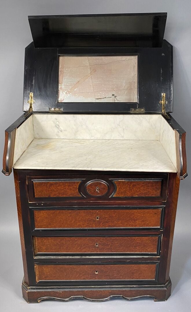 Table de toilette en bois noirci et placage de bois de loupe ouvrant à quatre t…