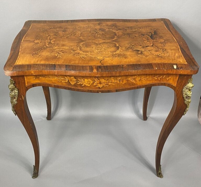 Table en bois de placage à décor floral gravé et marqueté, ornemementation de b…
