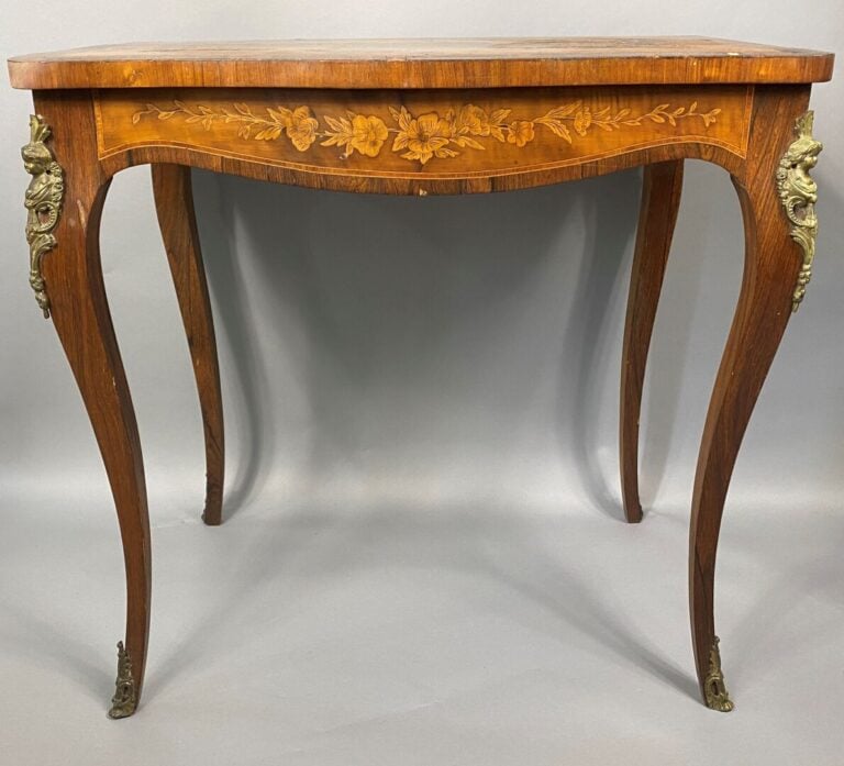 Table en bois de placage à décor floral gravé et marqueté, ornemementation de b…