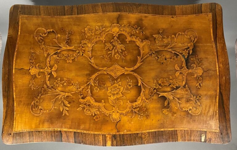 Table en bois de placage à décor floral gravé et marqueté, ornemementation de b…