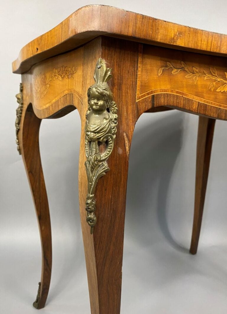 Table en bois de placage à décor floral gravé et marqueté, ornemementation de b…