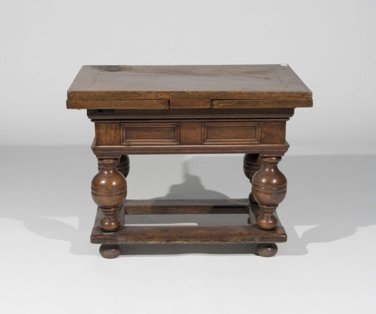 Table en bois naturel à plateau amovible reposant sur quatre montants balustre…